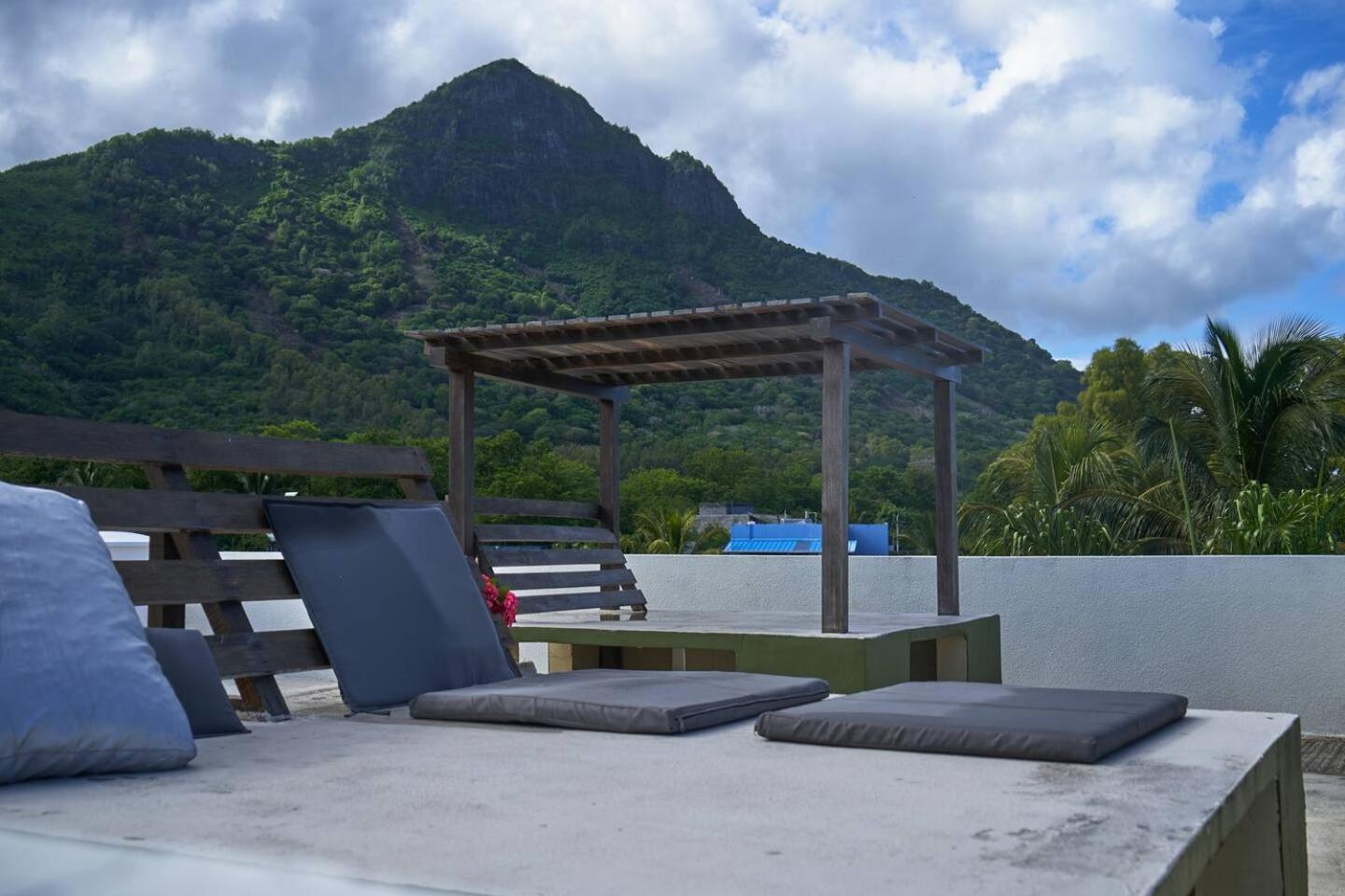 Loukaz -Entire Rental Units W Panoramic Rooftop Coteau Raffin Exterior photo