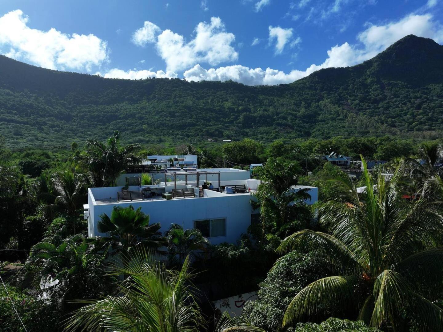 Loukaz -Entire Rental Units W Panoramic Rooftop Coteau Raffin Exterior photo
