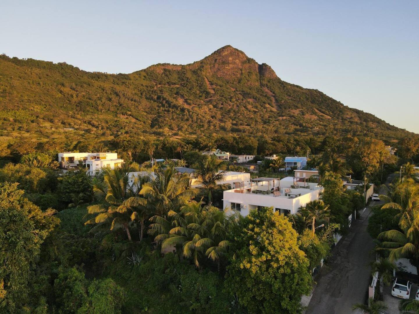 Loukaz -Entire Rental Units W Panoramic Rooftop Coteau Raffin Exterior photo